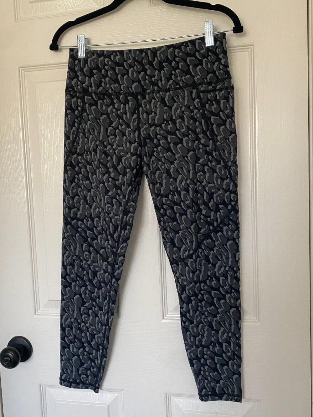 Sweaty Betty | Power 7/8 Leggings in Tonal Leopard - Picture 4 of 11